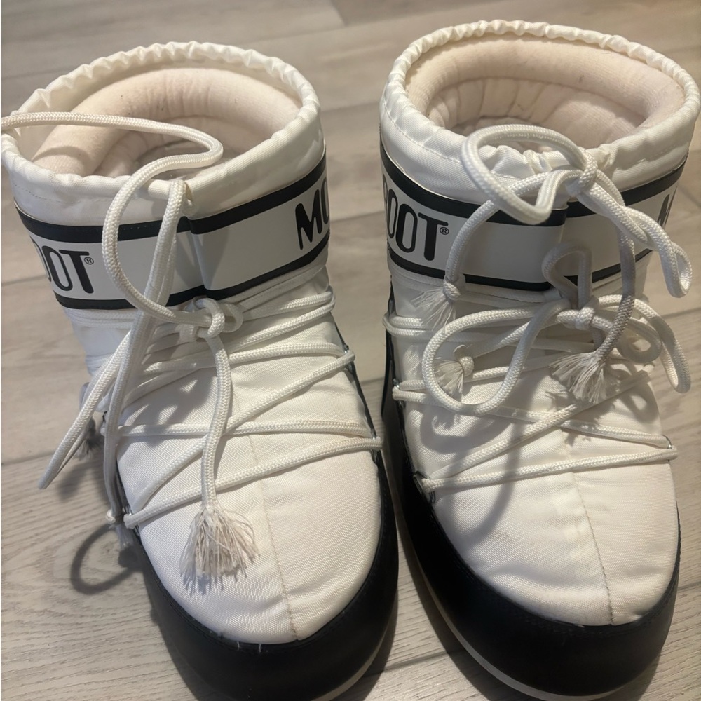 Moon Boot Icon Low Boot White and Black